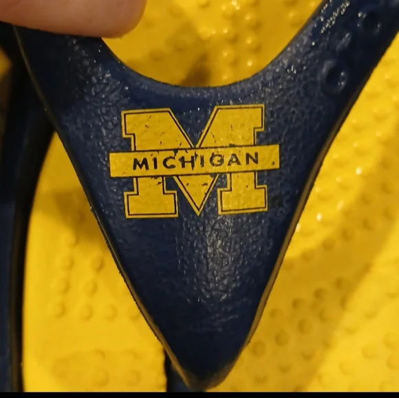 Crocs University of Michigan Wolverines men’s flip-flops size 8 Womens 10 - Picture 6 of 6